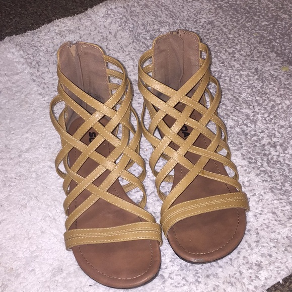 Cute tan sandals ! - Picture 1 of 4